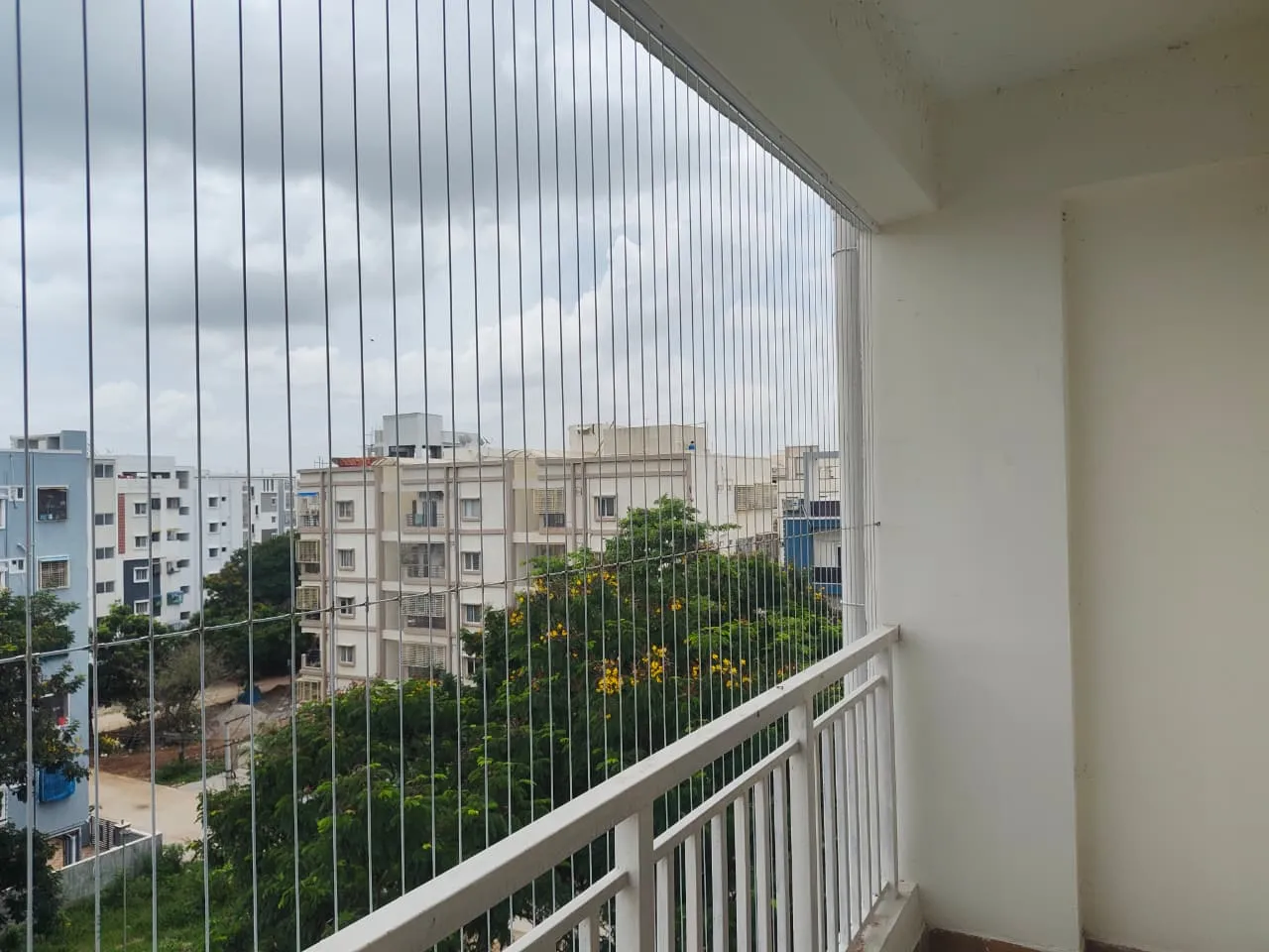 Balcony fitted with an invisible grill